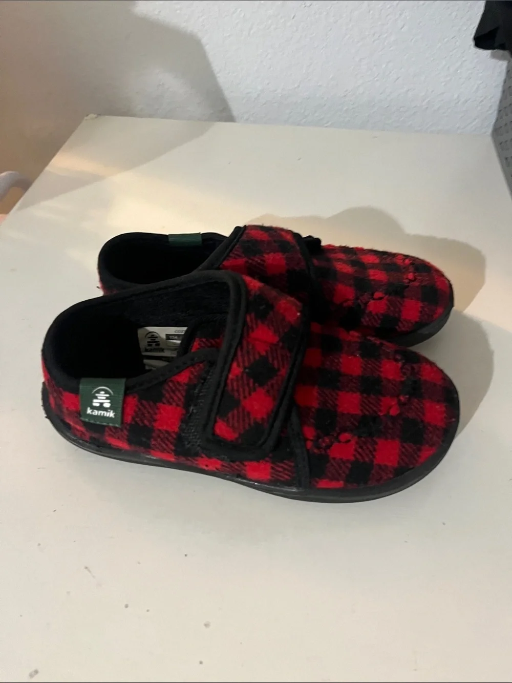 Kamik Kid’s Buffalo Check Plaid Red Black Hardsole slippers Size 12
